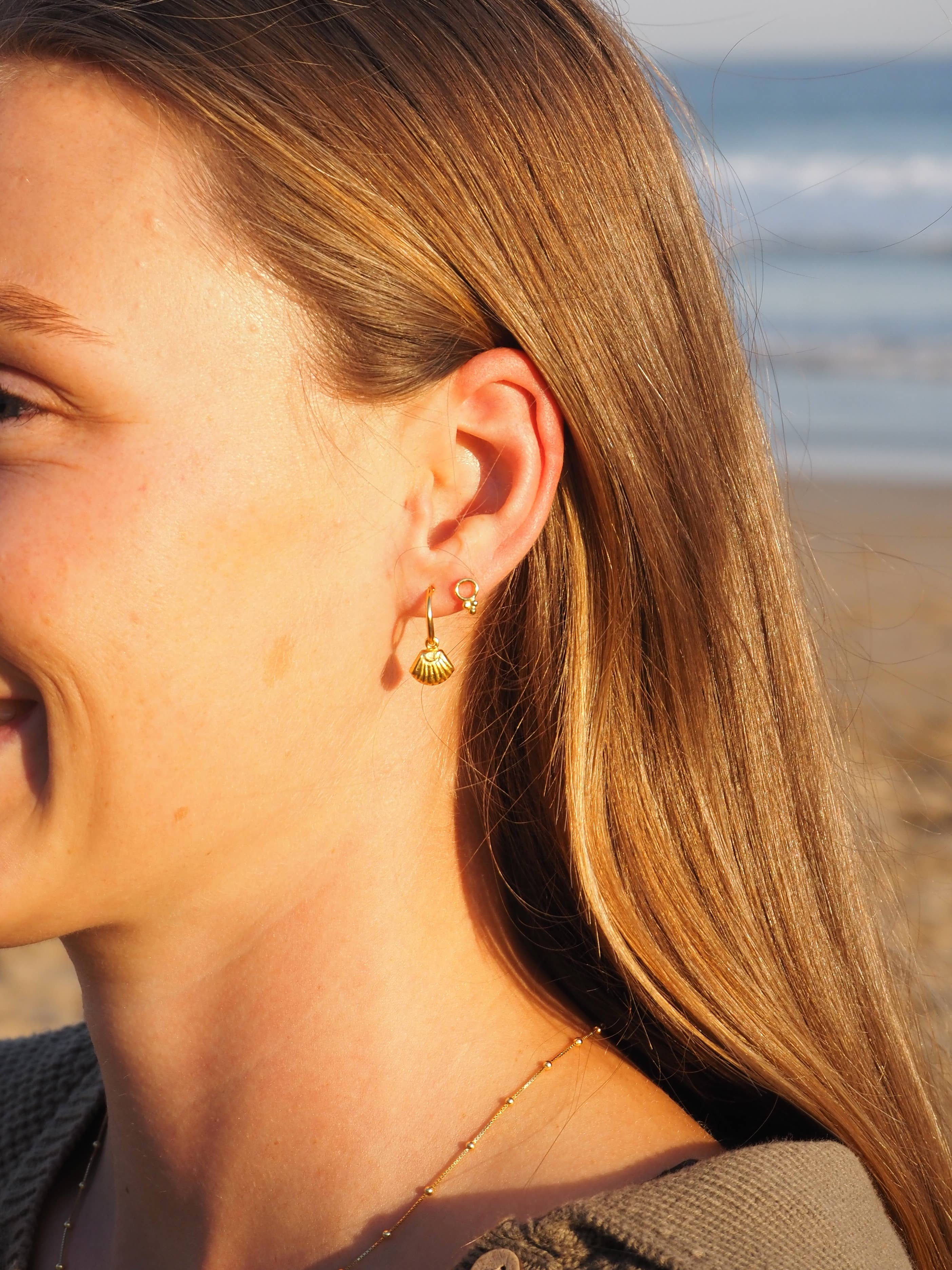 18K Gold Seashell Scallop Earrings - Image 2