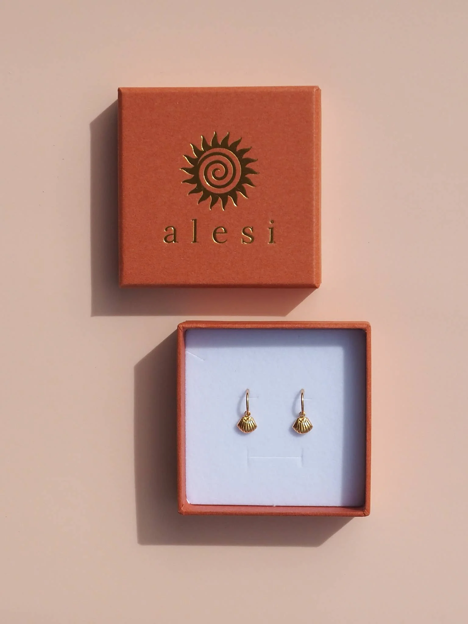 18K Gold Seashell Scallop Earrings - Image 3