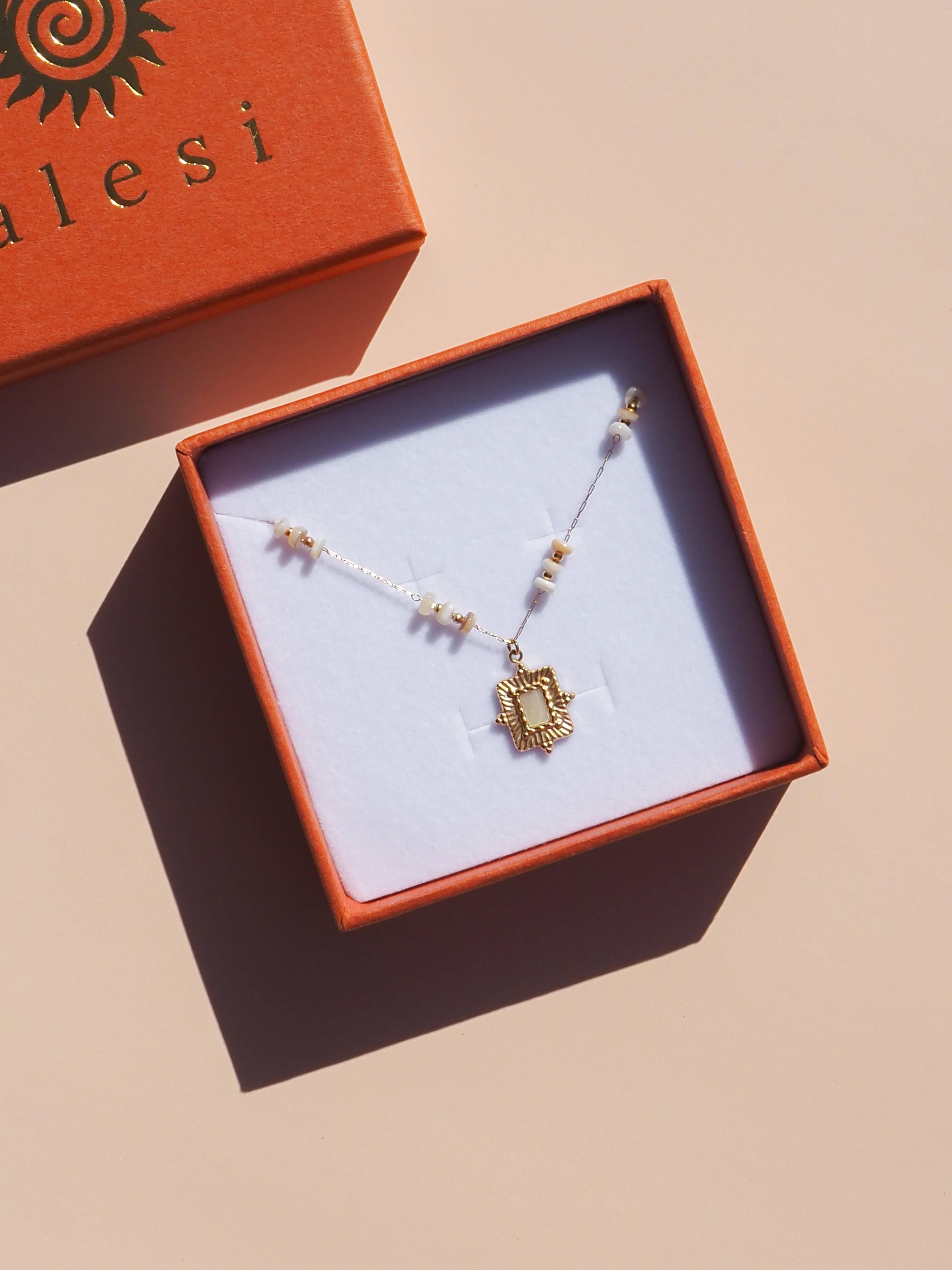 Mother of Pearl Pendant Necklace 18K Gold - Image 3