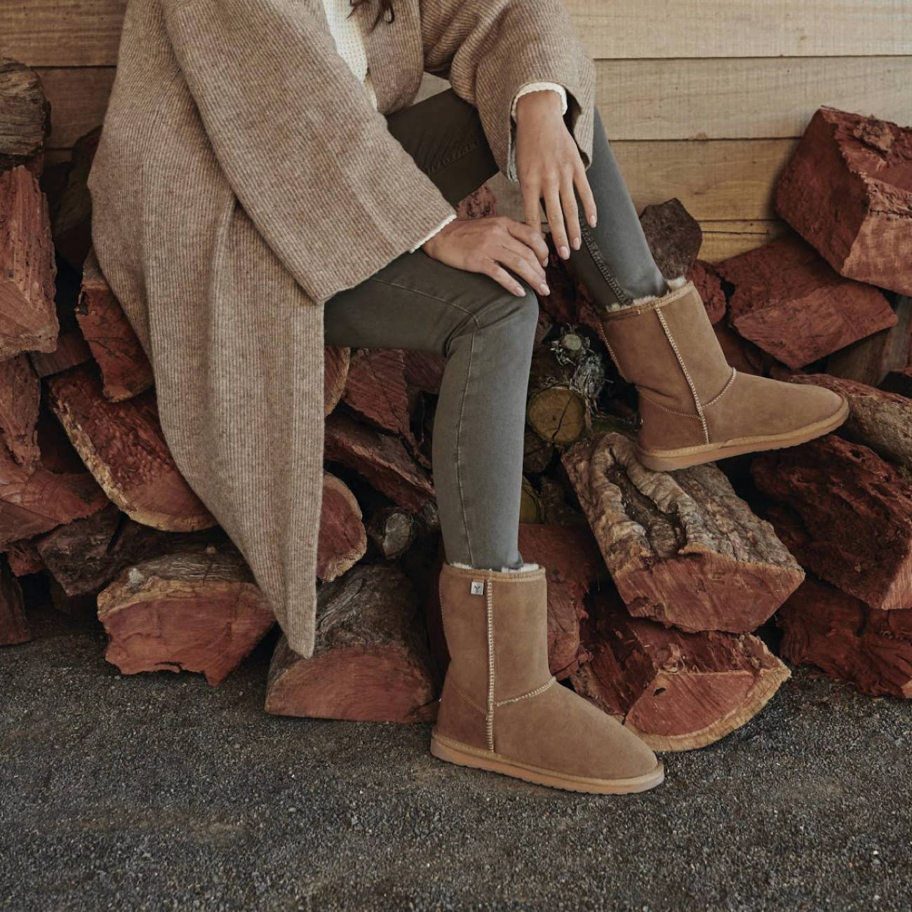 Platinum Stinger Lo Ugg Boot - Chestnut - Image 3