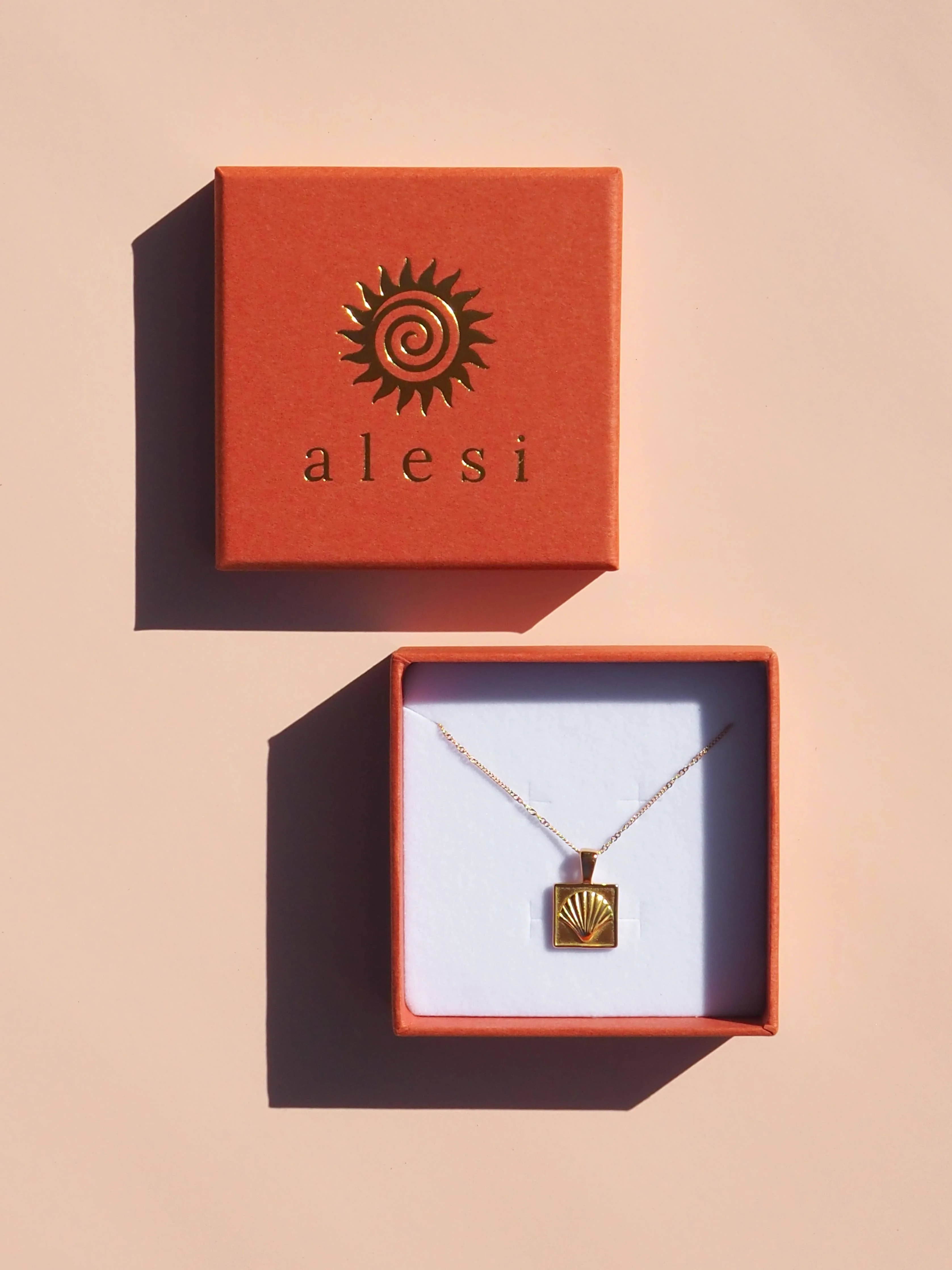 Seashell Scallop Pendant Necklace 18K Gold - Image 2